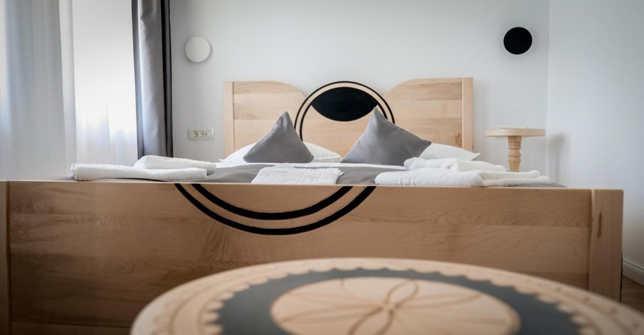 Conacul Olarilor Bed and Breakfast Baia de Fier Exteriör bild