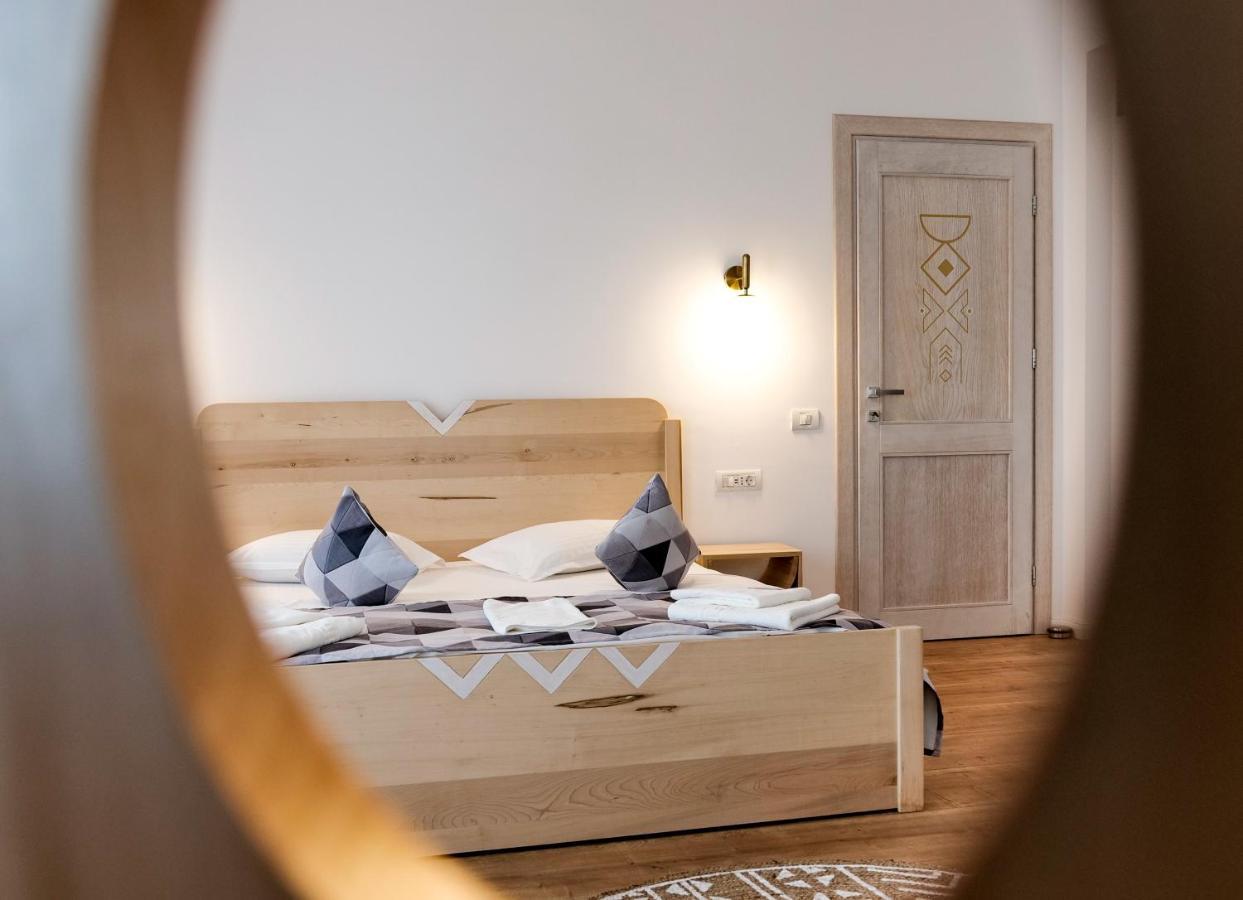 Conacul Olarilor Bed and Breakfast Baia de Fier Exteriör bild