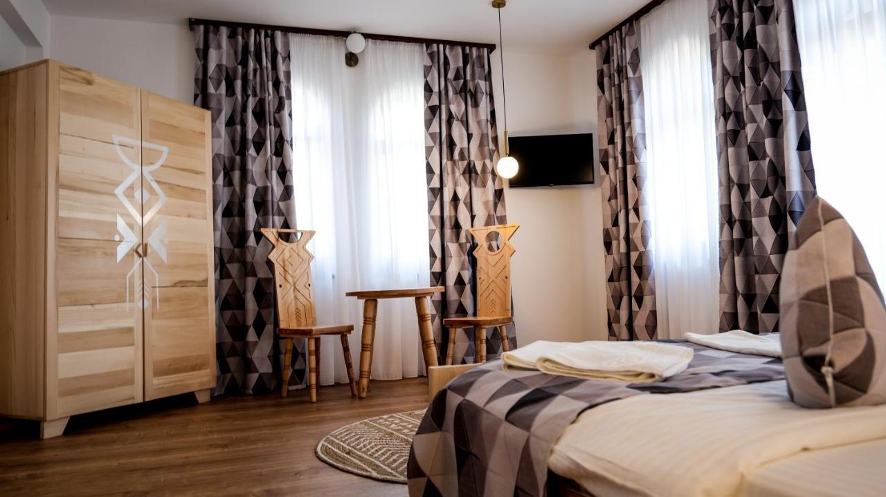 Conacul Olarilor Bed and Breakfast Baia de Fier Exteriör bild