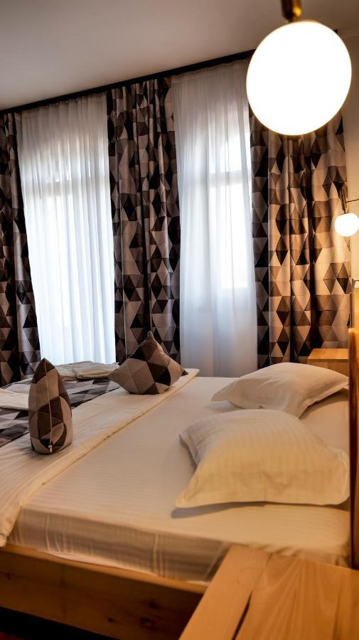 Conacul Olarilor Bed and Breakfast Baia de Fier Exteriör bild