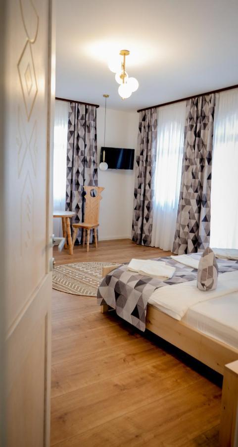 Conacul Olarilor Bed and Breakfast Baia de Fier Exteriör bild