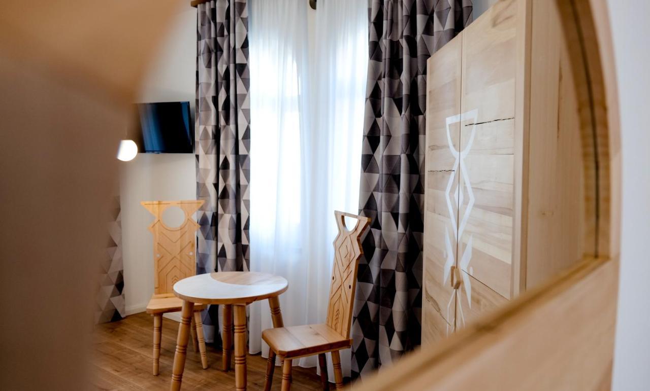 Conacul Olarilor Bed and Breakfast Baia de Fier Exteriör bild