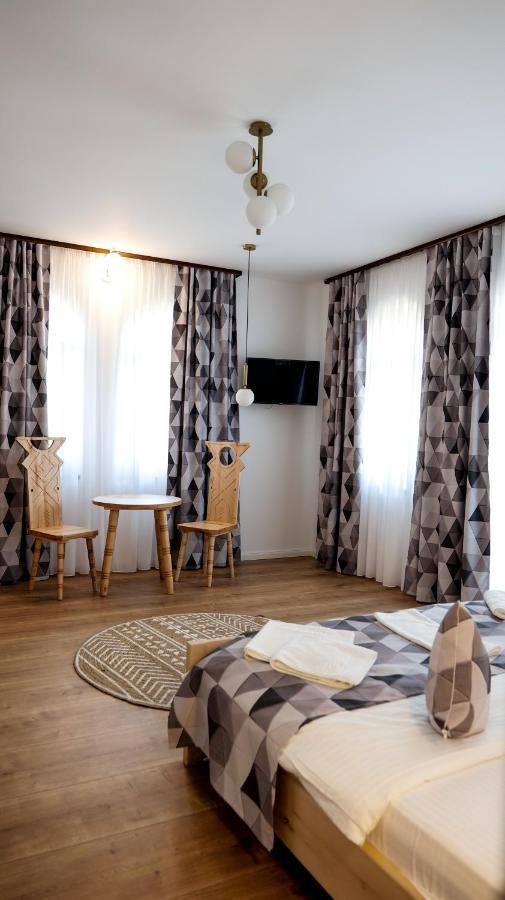 Conacul Olarilor Bed and Breakfast Baia de Fier Exteriör bild