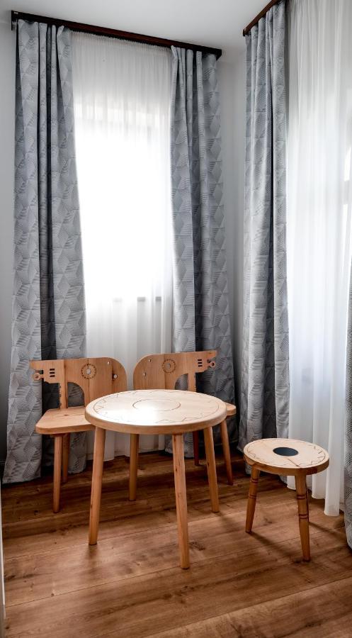Conacul Olarilor Bed and Breakfast Baia de Fier Exteriör bild