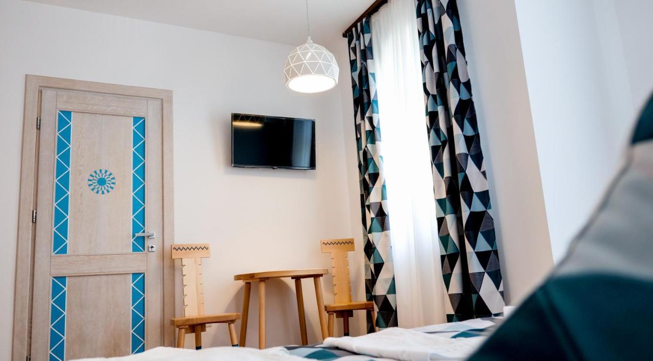 Conacul Olarilor Bed and Breakfast Baia de Fier Exteriör bild