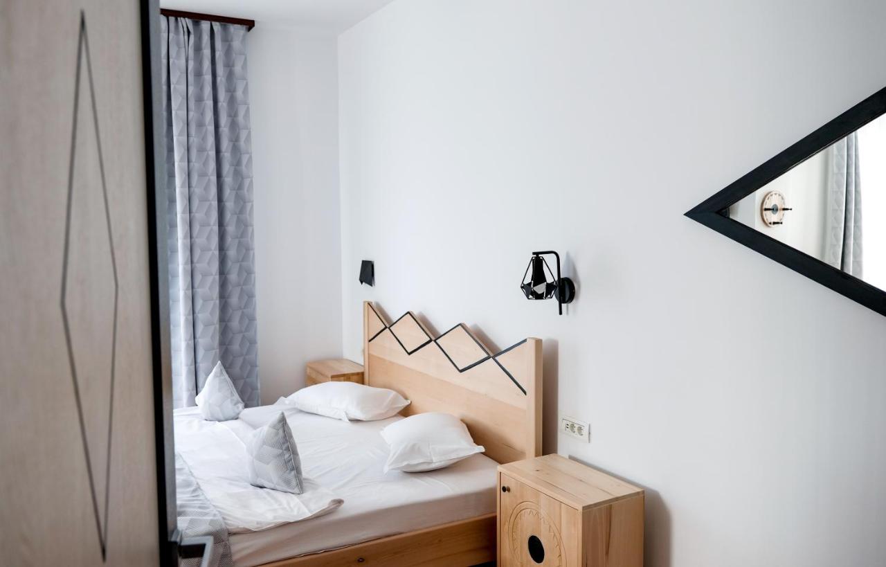 Conacul Olarilor Bed and Breakfast Baia de Fier Exteriör bild